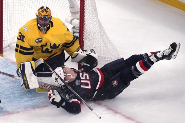 Hráč USA Brady Tkachuk (vpravo) a brankár Švédska Samuel Ersson v záverečnom zápase skupinovej fázy Turnaja štyroch krajín Švédsko - USA v Bostone