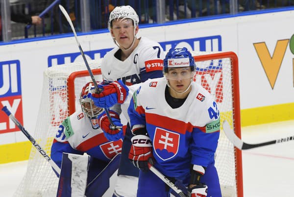 Brady Tkachuk (USA) a Martin Fehérváry (SR) v súboji pred bránkou.