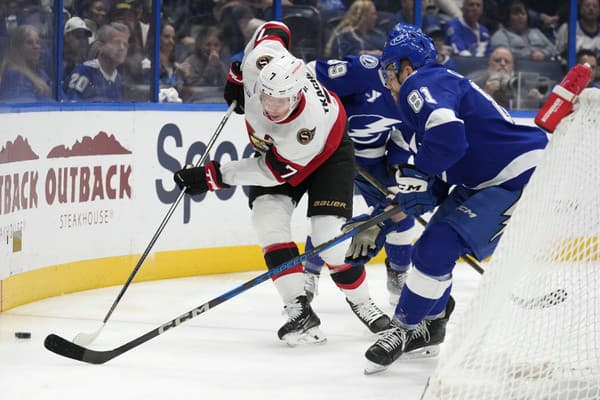 Slovenský hokejista v drese Tampy Bay Lightning Erik Černák (81) a hráč Ottawy Brady Tkachuk bojujú o puk počas zápasu zámorskej NHL Tampa Bay Lightning - Ottawa Senators