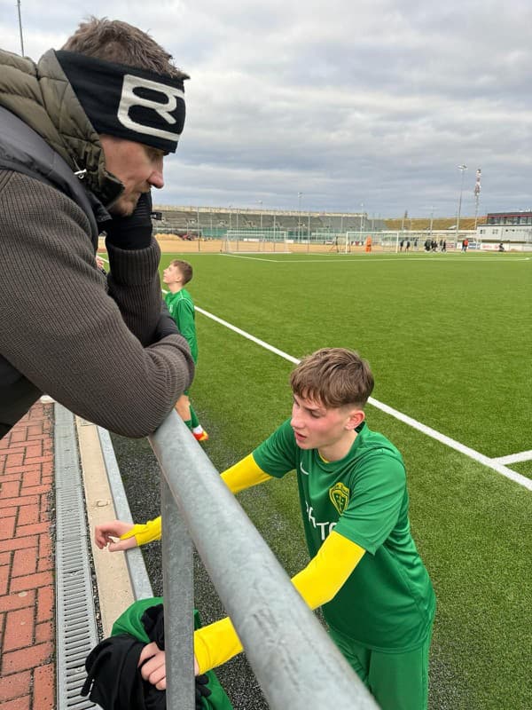 Mladší syn bývalého hokejistu Tomáša Kopeckého - Tobias hráva futbal v žilinskej akadémii.