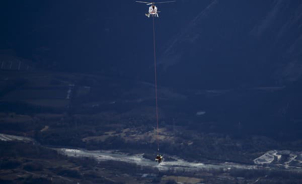 Francúzskeho lyžiara Nilsa Alphanda po ťažkom páde na zjazdovke v Crans Montane musel odviezť vrtuľník.