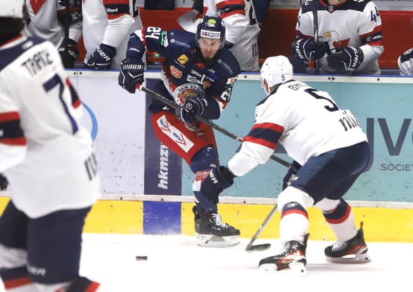 Na snímke zľava Peter Zuzin (Zvolen) a Patrik Bačík (Slovan)