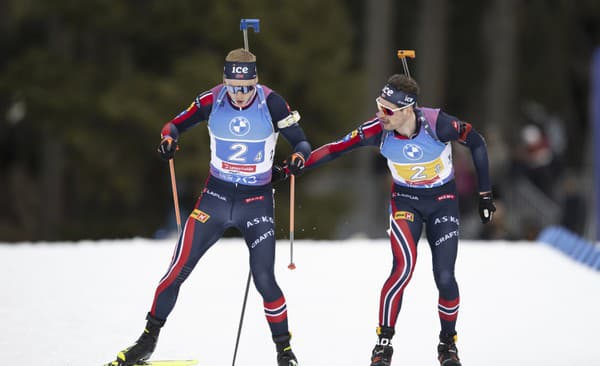 Nóri Johannes Thingnes Bö a Sturla Holm Laegreid  (vpravo) počas štafety mužov na MS v biatlone vo švajčiarskom Lenzerheide.