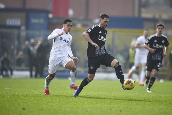 Edoardo Goldaniga (Como) v súboji s Giacomom Raspadorim (SSC Neapol)