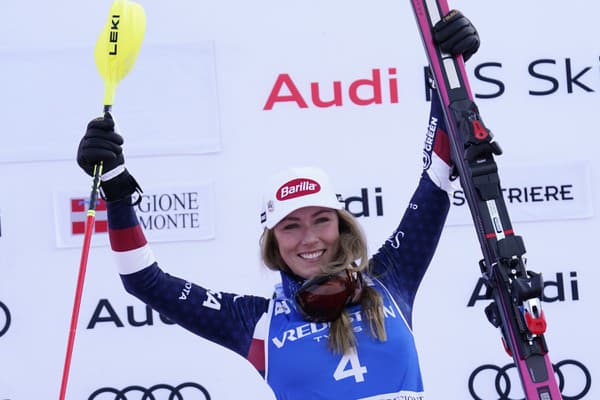 Mikaela Shiffrinová oslavuje po zisku historickej méty. 