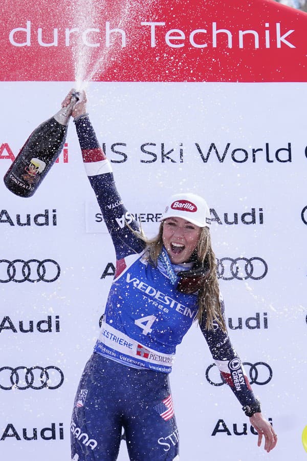 Mikaela Shiffrinová oslavuje po zisku historickej méty. 