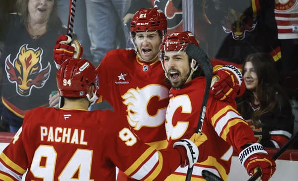 Gólová radosť hráčov Calgary Flames