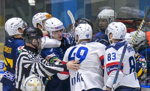 Sporná situácia medzi hráčmi počas zápasu HK Spišská Nová Ves - HC Slovan Bratislava.