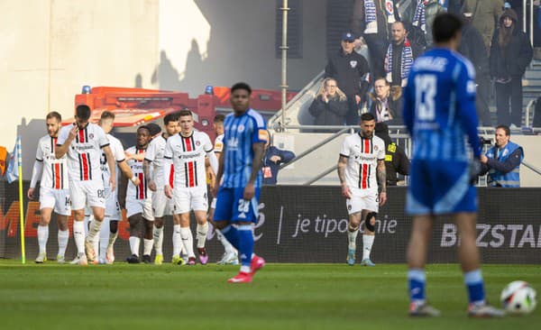 Hráči FC Spartak Trnava oslavujú gól počas ŠK Slovan Bratislava – FC Spartak Trnava.