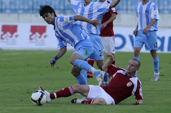 Na snímke z roku 2008 Rogerio Gaucho (Slovan) v súboji s Tomášom Pančíkom.