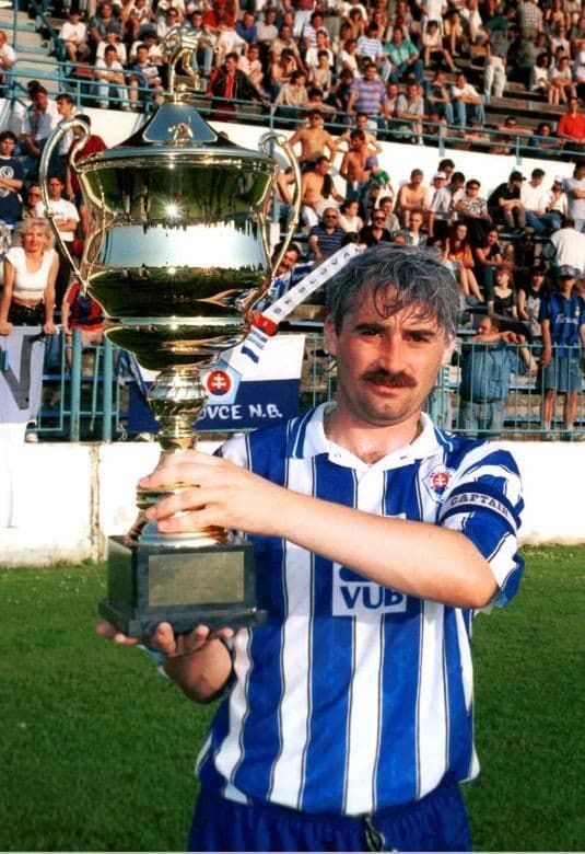 1996 - Tretí slovenský titul v sérii oslavoval s prefarbenými vlasmi.