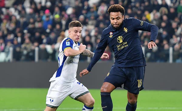 Slovenský futbalista Tomáš Suslov (vľavo) z Hellasu Verona a Weston McKennie z Juventusu.