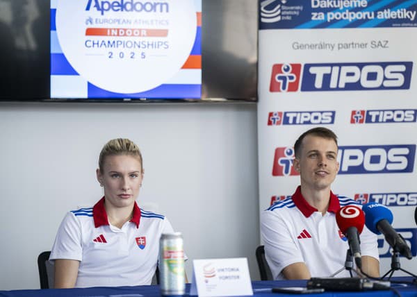 Na snímke zľava atlétka a prekážkarka Viktória Forsterová a bežec Šimon Bujna počas tlačovej konferencie Slovenského atletického zväzu (SAZ) pred odchodom časti slovenskej výpravy na halové Majstrovstvá Európy.