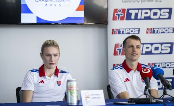 Na snímke zľava atlétka a prekážkarka Viktória Forsterová a bežec Šimon Bujna počas tlačovej konferencie Slovenského atletického zväzu (SAZ) pred odchodom časti slovenskej výpravy na halové Majstrovstvá Európy.