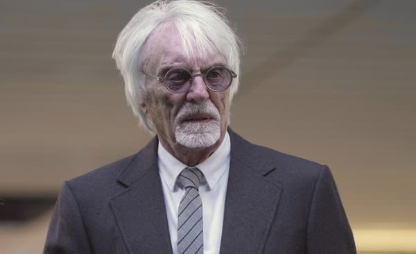 Bývalý šéf F1 Bernie Ecclestone sa priznal k daňovým podvodom. 