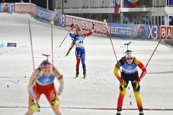 Slovenská biatlonistka Paulína Bátovská- Fialková máva divákom pred cieľom v stíhacích pretekoch.