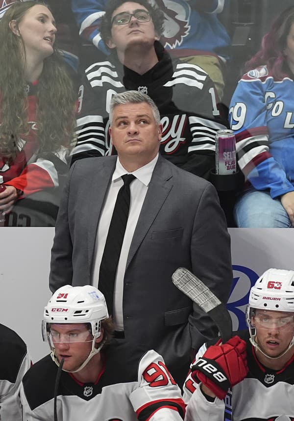 Hlavný tréner New Jersey Devils Sheldon Keefe počas zápasu NHL. 