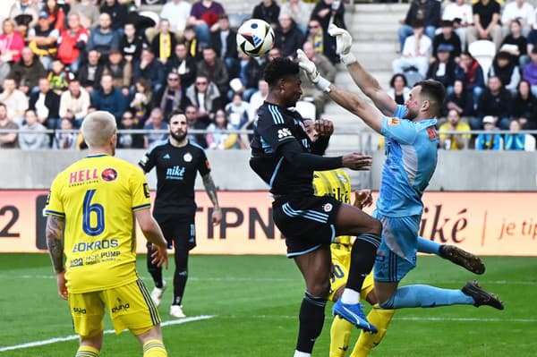 Sprava brankár Dávid Šípoš (Košice) a Rash Ibrahim (Slovan) v súboji. 