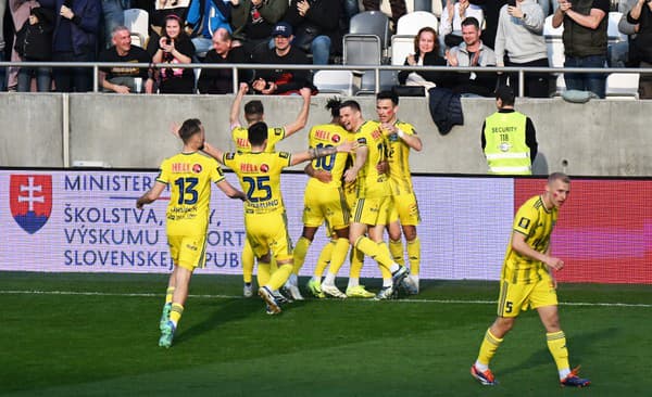 Na snímke futbalisti Košíc sa tešia z gólu do siete Slovanu. 