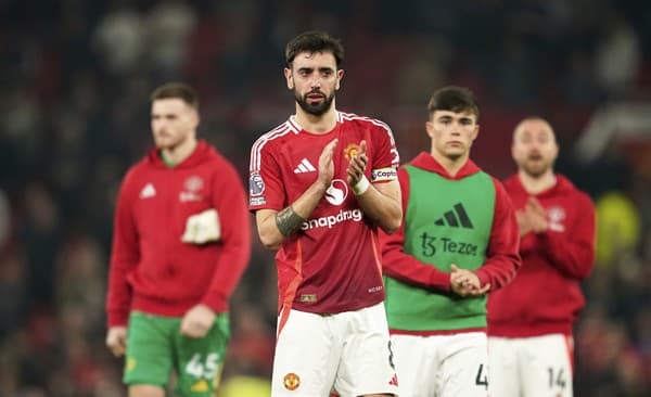 Futbalista Manchestru United Bruno Fernandes ďakuje po zápase fanúšikom. 