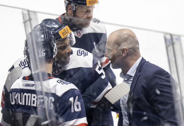 Na snímke sprava tréner HC Slovan Tomáš Surový, Roman Kukumberg a Senna Wendell Acolatse.