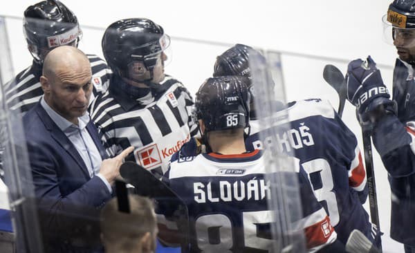 Na snímke vľavo tréner HC Slovan Tomáš Surový v hokejovom zápase 54. kola Tipos extraligy medzi HC Slovan Bratislava - HC Košice. 