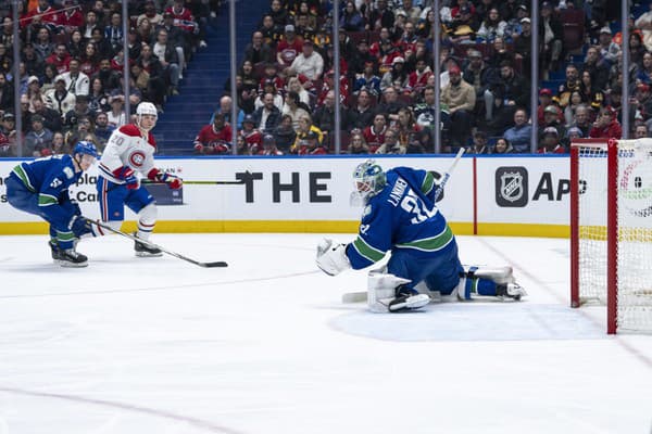 Takto Juraj Slafkovský prekonáva brankára Vancouveru Kevina Lankinena.