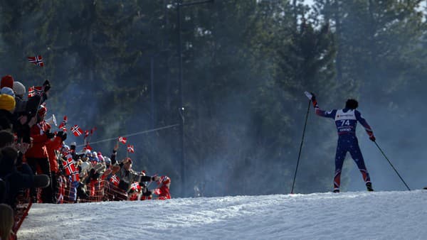 Na trati pretekov na 50 km viac mával fanúšikom, ako reálne súťažil.