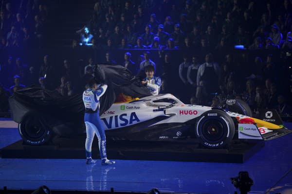 Visa Cash App Racing Bulls - Isack Hadjar a Júki Cunoda.