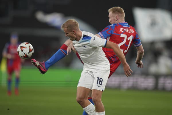 Gustav Isaksen (vpredu) a Václav Jemelka v súboji o loptu
 