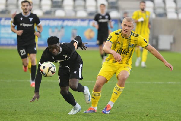 Na snímke vpravo Jakub Jakubko (Košice), vľavo Emmanuel Chimereucheya Uchegbu (Trenčín)