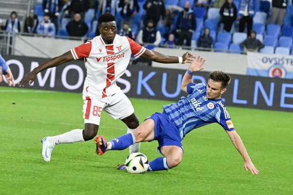 Na snímke vľavo Emmanuel Uchegbu (Trenčín) a vpravo Artur Gajdoš (Slovan)