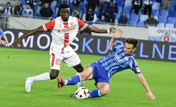 Na snímke vľavo Emmanuel Uchegbu (Trenčín) a vpravo Artur Gajdoš (Slovan)