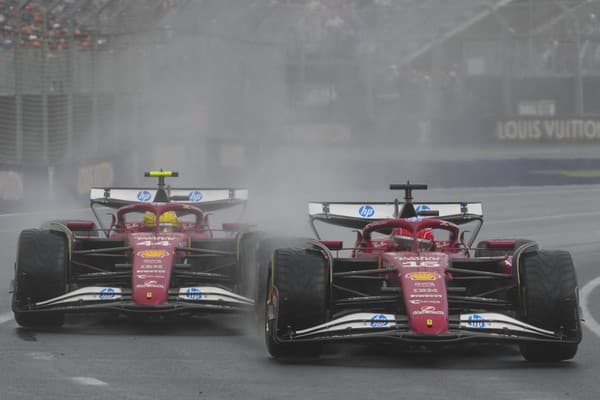 Charles Leclerc (vľavo) a jeho tímový kolega Lewis Hamilton