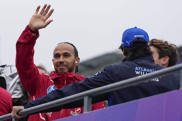 Lewis Hamilton debutoval vo farbách Ferrari