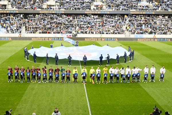 Slovan (vpravo) a Trnava (vľavo) nastúpené pred začiatkom stretnutia