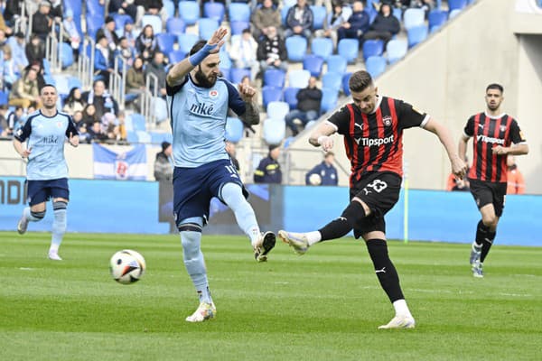 Filip Twardzik (Trnava) a vľavo Tigran Barseghjan (Slovan)