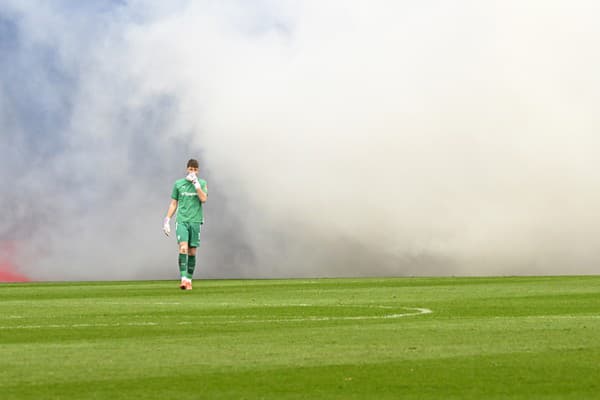 Brankár Trnavy Frelih Žiga v dymovej clone počas stretnutia 2. kola nadstavbovej časti Niké ligy skupiny o titul ŠK Slovan Bratislava - FC Spartak Trnava