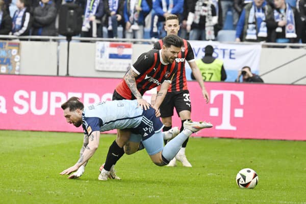 Guram Kašia (Slovan) a za ním Michal Ďuriš (Trnava)