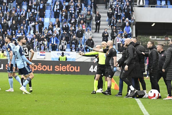 Emócie derby počas stretnutia 2. kola nadstavbovej časti Niké ligy skupiny o titul ŠK Slovan Bratislava - FC Spartak Trnava