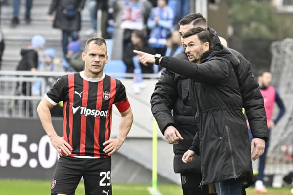 Tréner Trnavy Michal Gašparík a vľavo Martin Mikovič počas stretnutia 2. kola nadstavbovej časti Niké ligy skupiny o titul ŠK Slovan Bratislava - FC Spartak Trnava