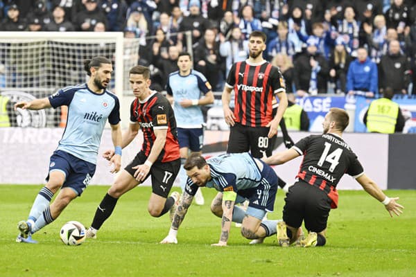 Kyriakos Savvidis (Slovan), Jakub Paur (Trnava), Guram Kašia (Slovan) a Miloš Kratochvíl (Trnava) počas stretnutia 2. kola nadstavbovej časti Niké ligy skupiny o titul ŠK Slovan Bratislava - FC Spartak Trnava