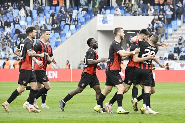 Radosť hráčov Trnavy po strelení gólu  počas stretnutia 2. kola nadstavbovej časti Niké ligy skupiny o titul ŠK Slovan Bratislava - FC Spartak Trnava 