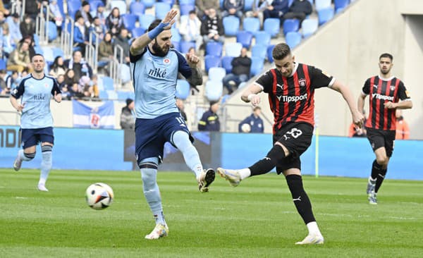 Filip Twardzik (Trnava) a vľavo Tigran Barseghjan (Slovan)