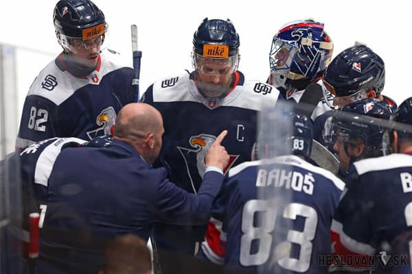 Tréner Tomáš Surový a hráči HC Slovan Bratislava