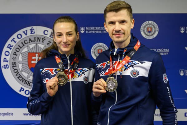 Na snímke boxerka Miroslava Jedináková a tréner Pavol Hlavačka počas tlačovej konferencie po návrate z MS srbskom Niši.