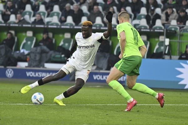 Nigerijský futbalista Victor Boniface (vľavo) v službách Bayernu Leverkusen. 