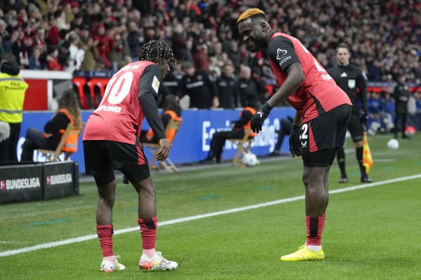 Nigerijský futbalista Victor Boniface (vpravo) v službách Bayernu Leverkusen. 