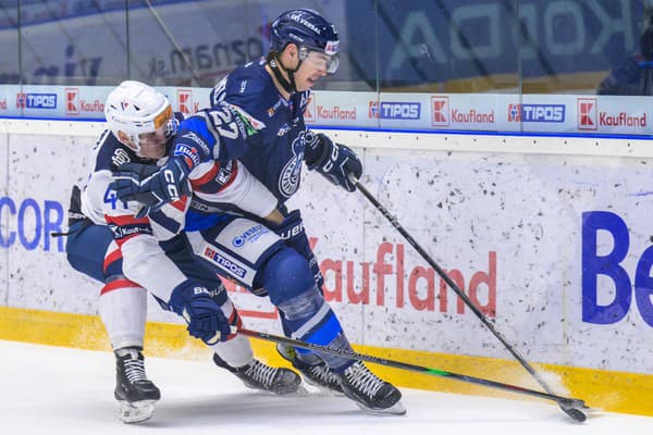 Na snímke zľava Mitchel Mckenna Hoelscher (Bratislava a Adam Cracknell (Poprad). 