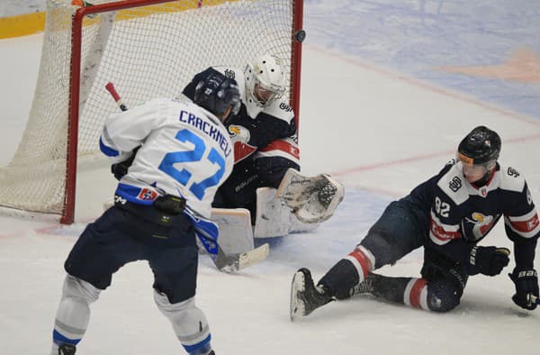 Na snímke vľavo Adam Cracknell (Poprad), uprostred brankár Patrik Andrisík (Bratislava).